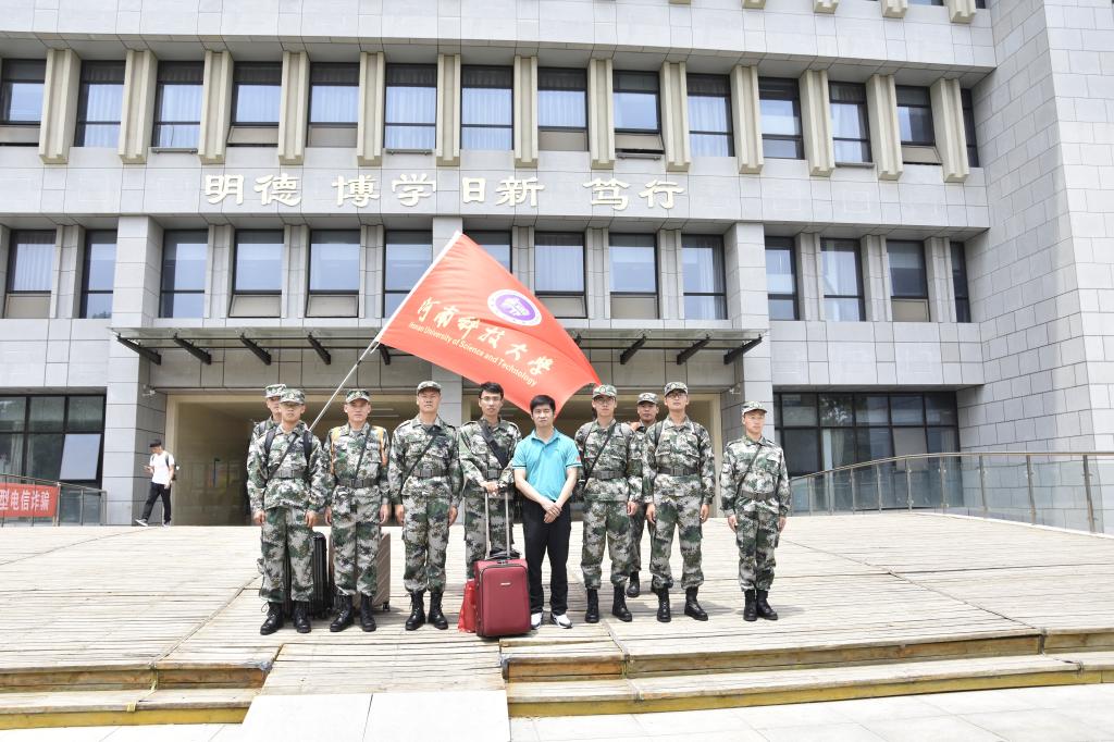 我校MK体育党委副书记杨洪为参训师生送行